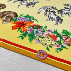 美品✨VERSACE アトリエ　ベルサーチ　スカーフ 　イエロー　花柄 黄色 美品✨VERSACE アトリエ ヴェルサーチ スカーフ イエロー 花柄