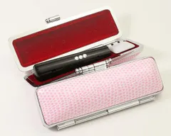 ◇スワロ付き 印鑑 はんこセット 黒水牛 印鑑セット ケース付き 女性 銀行印 実印 13.5mm 印鑑ケース おしゃれ かわいい ピンク色 ST枠 ニュートカゲ ケース 朱肉付き 旧字 特殊文字 作成 OK プレゼントやギフト 成人祝い