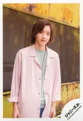 【中古】生写真(ジャニーズ) なにわ男子/道枝駿佑/膝上・衣装ピンク・緑・両手下・右向き・口閉じ・背景黄色/「少年たち 青春の光に・・・」グッズオフショット/公式生写真