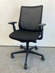 【2020年製】オカムラ　フルーエントチェア　ローバック　可動肘　ブラック　メッシュ　OAチェア　事務イス　デスクチェア　※少々スレ・傷あり　在宅　テレワーク