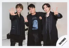 【中古】生写真(ジャニーズ) SixTONES/高地優吾・森本慎太郎・京本大我/横型・膝上/「慣声の法則」グッズオフショット/公式生写真