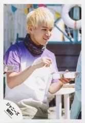 【中古】生写真(ジャニーズ) ジャニーズWEST/神山智洋/上半身・衣装紫白グレー・ストール・右手端・左手皿・体右向き・目線右/『人生は素晴らしい』PV＆ジャケ写撮影/公式生写真