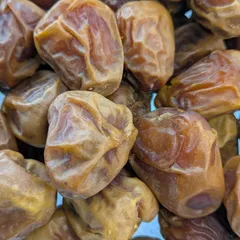 サウジアラビア王国産 １級品シュガリーデーツ（種あり）３００g 甘くて美味しい　砂糖不使用　保存着色料無添加のサムネイル