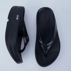 新品未使用 OOFOS 厚底 ウーフォス OOmega リカバリーサンダル レディース ビーチサンダル ブラック スポーツサンダル 男女兼用