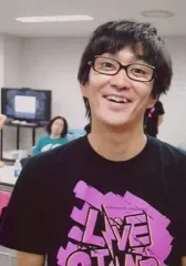 【中古】生写真(男性) 平成ノブシコブシ/徳井健太/バストアップ・Tシャツ黒.ピンク・笑顔・室内/ナマーシャ