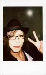 【中古】生写真(男性) ギルド/YOSHIHIRO/バストアップ・衣装白黒・左手ピース・眼鏡・帽子/生チェキ