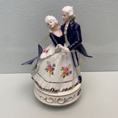 陶磁器製　男女ペアフィギュア　アンティーク　オルゴール