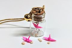 幸運を呼ぶ極小ミニ折鶴ストラップ　飛翔  星の砂入り　Origami Crane wiht strap