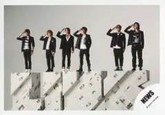 【中古】生写真(ジャニーズ) NEWS/集合(6人)/横型・全身・衣装黒・敬礼・LIVE/公式生写真