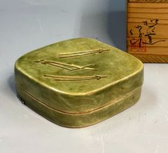 佐久間勝山「青釉菱　香合」 松阪万古松古窯四代窯元 茶道具 陶器 松文 栞 共裂 共箱