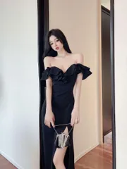 オフショルダーフリルドレス　大胆なスリットとウエストのカットライン