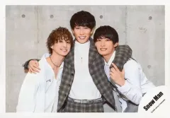 【中古】生写真(ジャニーズ) Snow Man/向井康二・渡辺翔太・佐久間大介/横型・膝上・衣装白・グレー・渡辺両手肩に回し・笑顔/シングル「D.D. / Imitation Rain」MV＆ジャケ写オフショット/公式生写真