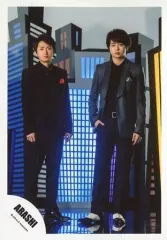 【中古】生写真(ジャニーズ) 嵐/大野智・櫻井翔/全身・ジャケット黒グレー・大野体右向き・櫻井右手ポケット・背景ビルのオブジェ/「復活LOVE」PV＆ジャケ写撮影オフショット/公式生写真