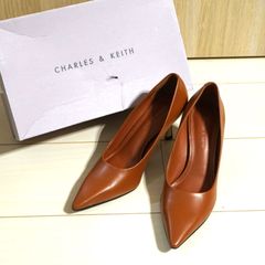 【美品】CHARLES & KEITH チャールズ＆キース スカルプチュアルヒールポインテッドトゥパンプス サイズ35 ブラウン レディース