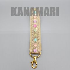 [089]インド刺繍リボンのスマホ用ハンドストラップ（ベージュ系、金具：ゴールド系）、ハンドメイド