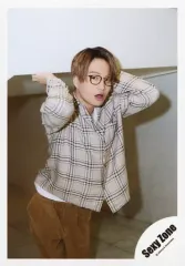 【中古】生写真(ジャニーズ) Sexy Zone/菊池風磨/膝上・衣装ベージュ・白・チェック柄・眼鏡・右向き・両手上げ・口開け・目線左/アルバム「PAGES」MV＆ジャケ写オフショット/公式生写真