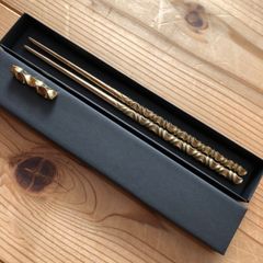 brass curved pattern chop sticks & rest set お箸と箸置き