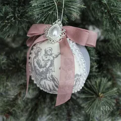 オーナメント　ボール　飾り　装飾　クリスマス　ツリー　フレンチシック　シャビーシック　フレンチシャビー　フレンチ調　エレガント　おしゃれ　トワルドジュイ　パール　ビジュー　モチーフ　ピンク　リボン　グレー　白　ホワイト　ディスプレイ　イルミネーション　12月