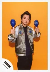 【中古】生写真(ジャニーズ) 嵐/大野智/膝上・衣装グレー白・黒・両手マラカス・体右向き・背景黄/16-17冬 パンフ＆グッズ撮影/公式生写真