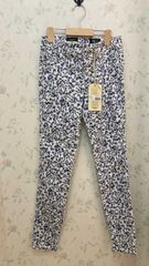 夏にぴったり！！新品タグ付き　GAUDI JEANSの　葉っぱ柄ジーンズ白×紺　２５