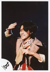 【中古】生写真(ジャニーズ) 関ジャニ∞/錦戸亮/上半身・ジャケット黒・柄シャツ・右手パー・笑顔・背景黒/公式生写真