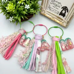いちご　シャカシャカ　イニシャル　タッセル　キーホルダー