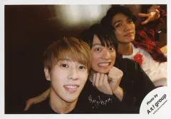 【中古】生写真(ジャニーズ) Aぇ! group/末澤誠也・福本大晴・正門良規/横型・バストアップ・衣装黒・赤・白・右向き・正門左手ピース・福本両手グー/「Ｊohnnys’ ISLAND セルフィー」/公式生写真(アイランドストア限定)