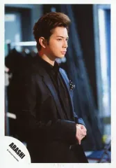 【中古】生写真(ジャニーズ) 嵐/松本潤/膝上・衣装黒・両手重ね・体右向き/「復活LOVE」PV＆ジャケ写撮影オフショット/公式生写真