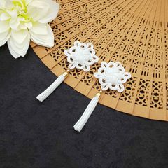 八重菊結びのショートタッセルピアス・イヤリング（白・ホワイト） 和風 中華風 チャイナ 中国結び 飾り結び 組紐