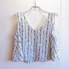 エモダ EMODA ブラウス ノースリーブ タンクトップ ショート丈 ストライプ Vネック ゼブラ 手描き ミニ丈 ビスチェ レイヤード ワイド ストラップ ストレッチ