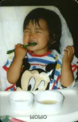 【中古】コレクションカード(女性) TWICE/モモ/ピンクカード(裏面ピンク)(幼少期)/上半身・両目閉じ・右手スプーン/CD「THE STORY BEGINS」特典トレカ