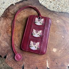 パスケース1枚用（濃いエンジの革に茶トラ猫の刺繍）No.03004-53