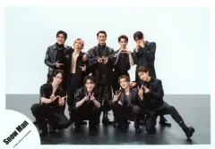 【中古】生写真(ジャニーズ) Snow Man/集合(9人)/横型・全身/シングル「タペストリー / W」MV＆ジャケ写オフショット/公式生写真