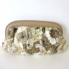 グレースコンチネンタル GRACE CONTINENTAL クラッチバッグ パーティーバッグ 花柄 フリル ビーズ パール 装飾 グレー ベージュ モカブラウン ゴールド かばん 鞄 カバンのサムネイル