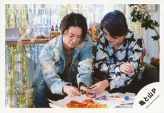 【中古】生写真(ジャニーズ) 亀と山P/亀梨和也・山下智久/横型・膝上・座り・衣装青.黒・目線下/「KAME ＆ YAMA-P Dome Tour 2020 SI」グッズオフショット/公式生写真