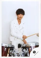【中古】生写真(ジャニーズ) 関西ジャニーズJr./高橋恭平/膝上・座り・衣装白・両手でドラムとハイハット叩く/17冬 関西ジュニア「X’mas SHOW 2017」グッズ撮影オフショット/公式生写真
