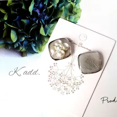 パールのアシンメトリーイヤリング/ピアス～グレー　アレルギー対応