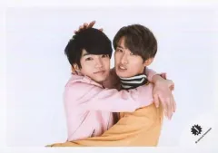 【中古】生写真(ジャニーズ) ジャニーズJr./西畑大吾・向井康二/横型・バストアップ・衣装ピンクオレンジ・抱き合う/「関西ジャニーズJr. 春休みスペシャルShow 2018」グッズ撮影オフショット/公式生写真