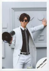 【中古】生写真(ジャニーズ) Hey! Say! JUMP/中島裕翔/膝上・衣装白黒・サングラスかける・右手拡声器壁・体右向き/「Precious Girl」PV＆ジャケ写撮影オフショット/公式生写真