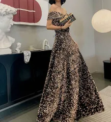 【新品 未使用】2026新作 カラードレス カクテルドレス ロングドレス ゴールド系 スパンコール パーティードレス 発表会 演奏会 ステージドレス コンクール イブニングドレス 大人 フォマール オフショルダー 編み上げ 