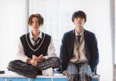 【中古】生写真(男性) 萩原利久(平良一成)・八木勇征(清居奏)/横型・膝上・全身/ドラマ『美しい彼』トレーディングブロマイド