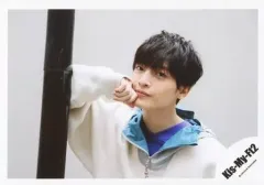 【中古】生写真(ジャニーズ) Kis-My-Ft2/玉森裕太/横型・バストアップ・衣装白・青・右手頬杖・目線右・背景白/「Kis-My-Ft2 LIVE TOUR 2018 YOU＆ME Extra Yummy!!」グッズオフショット/公式生写真 