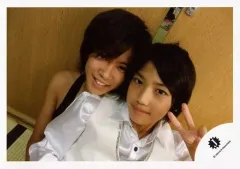 【中古】生写真(ジャニーズ) ジャニーズJr./神宮寺勇太・玉元風海人/横型・バストアップ・玉元左手ピース・カメラ目線・壁に寄りかかり/公式生写真