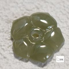 ж天然石翡翠 ヒスイ10*9.5*2㎜ 花フラワー１つ グリーン
