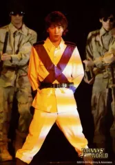 【中古】生写真(ジャニーズ) Snow Man/渡辺翔太/ライブフォト・膝上・衣装白・紫・両手後ろ・足開き・照明黄・後ろに人/JOHNNYS’ 2020 WORLD