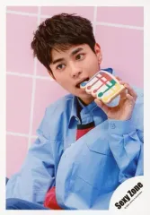 【中古】生写真(ジャニーズ) Sexy Zone/佐藤勝利/膝上・座り・衣装青.赤・左手物持ち・背景ピンク/「Sexy Zone POP×STEP!? TOUR 2020」グッズオフショット/公式生写真