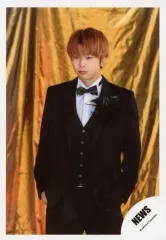 【中古】生写真(ジャニーズ) NEWS/増田貴久/膝上・衣装黒・白・両手ポケット・左向き・背景金/「NEWS 15th Anniversary LIVE 2018 “Strawberry“」グッズオフショット/公式生写真