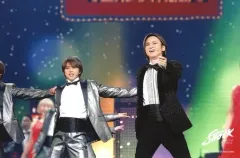 【中古】生写真(ジャニーズ) ジャニーズ/堂本光一・佐藤勝利/ライブフォト・横型・膝上・2Lサイズ/「Endless SHOCK -Eternal-」ステージフォト