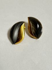 イヤリング　モノトーン　　モードデザイン　シンプルデザイン