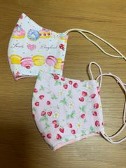ハンドメイド幼児用マスク　2つ☆   ホワイトマカロン柄／ピンク小さめイチゴ柄